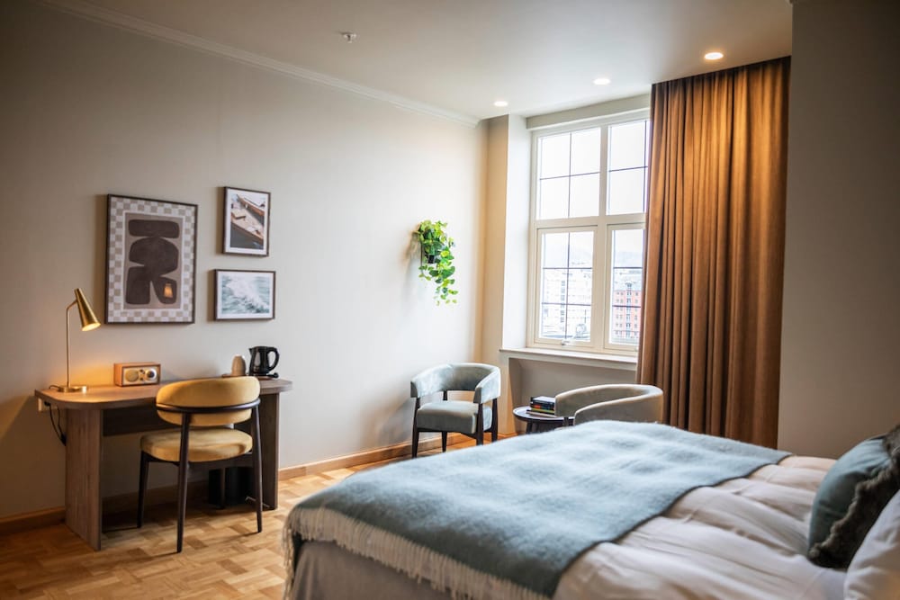 DELUXE, KING BED