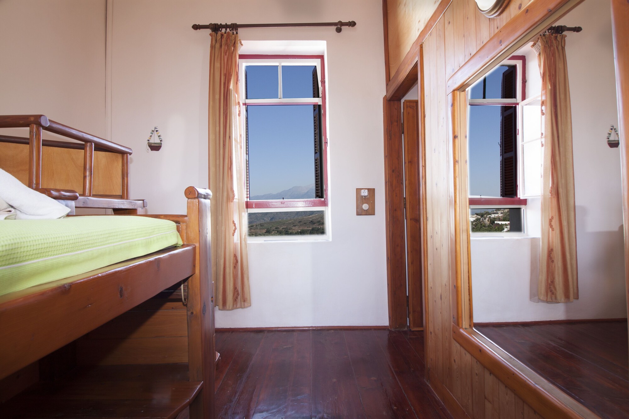 2 BEDROOMS, TRADITIONAL, HOUSE