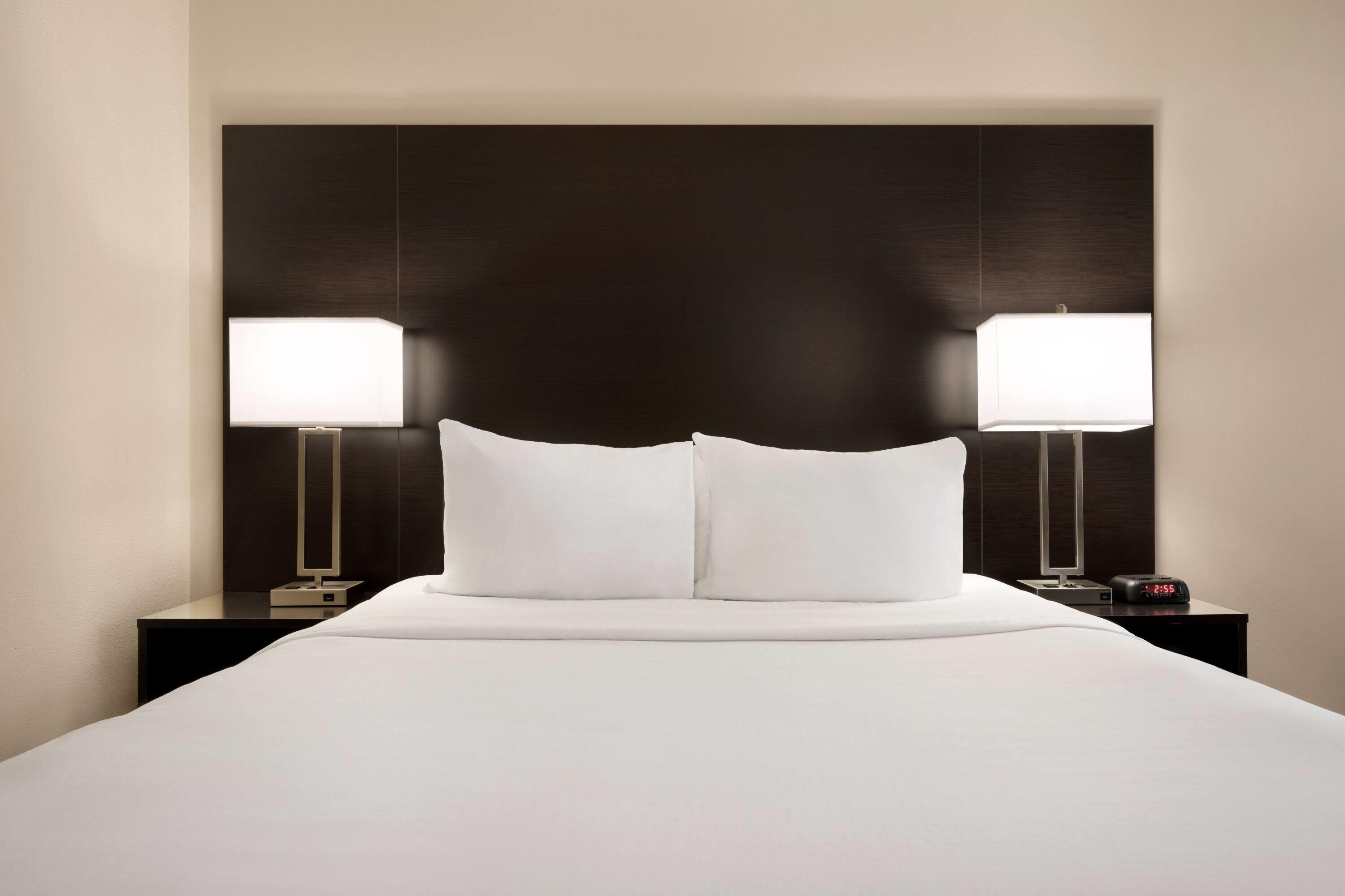 ROOM, KING BED