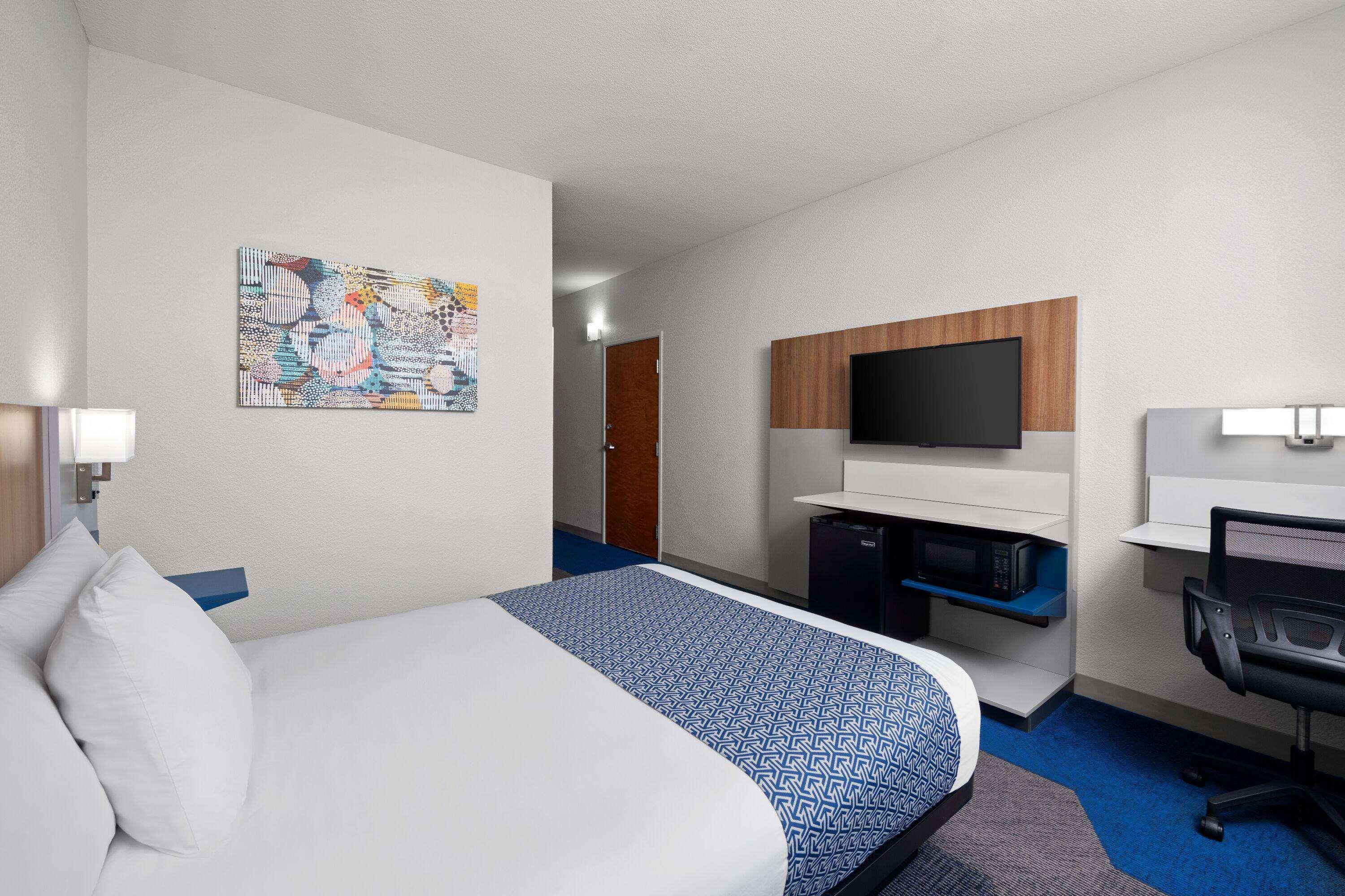 Suite, Queen Bed, Smoking, Accessible