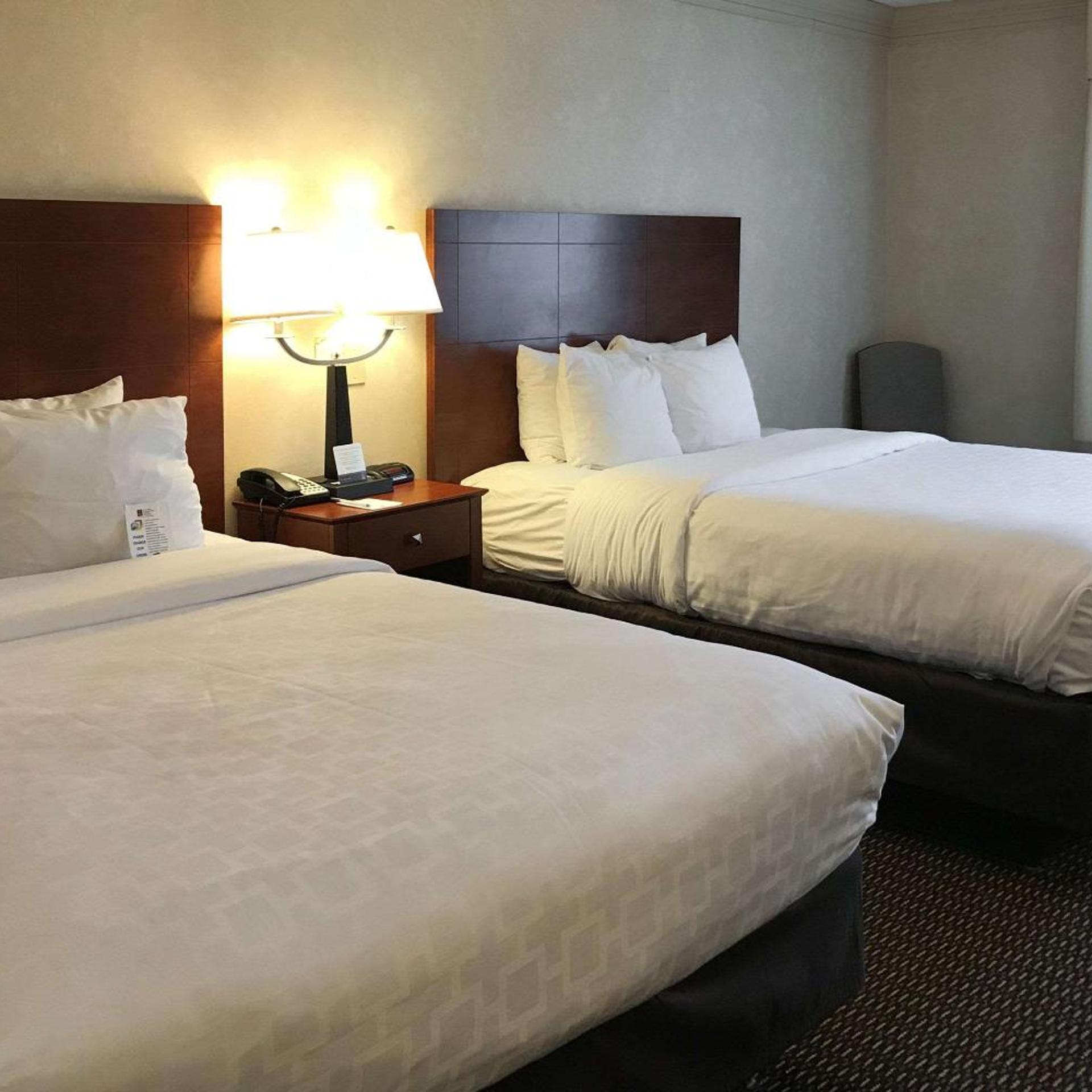 غرفة بسريرين كوين بإطلالة على المسبح، Clarion Hotel & Conference Center Toms River 6/10