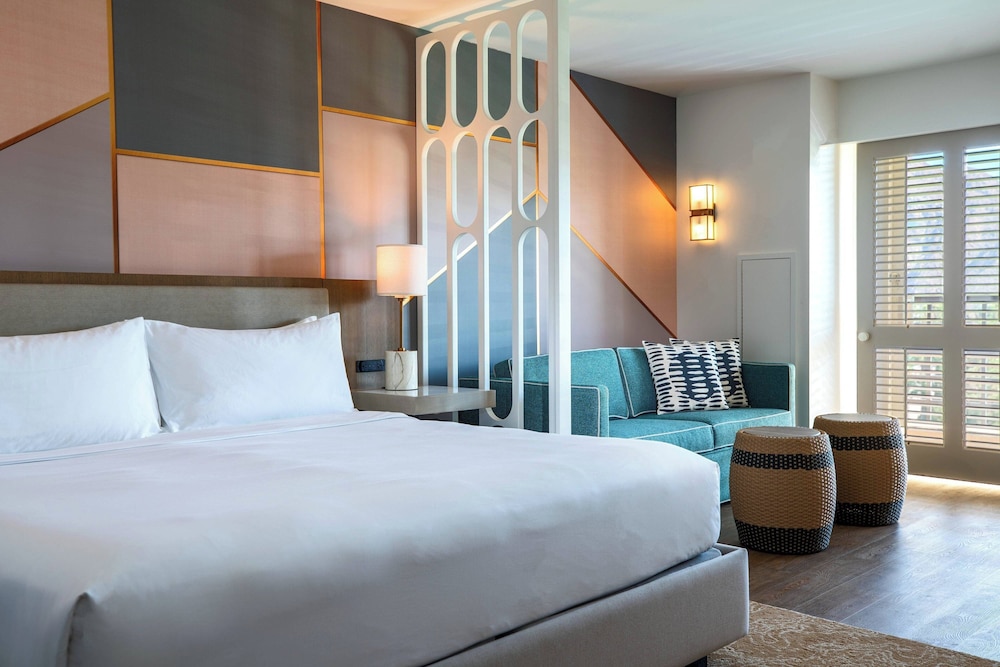 Room, King Bed, Golf Course View, Sofa, Accessible