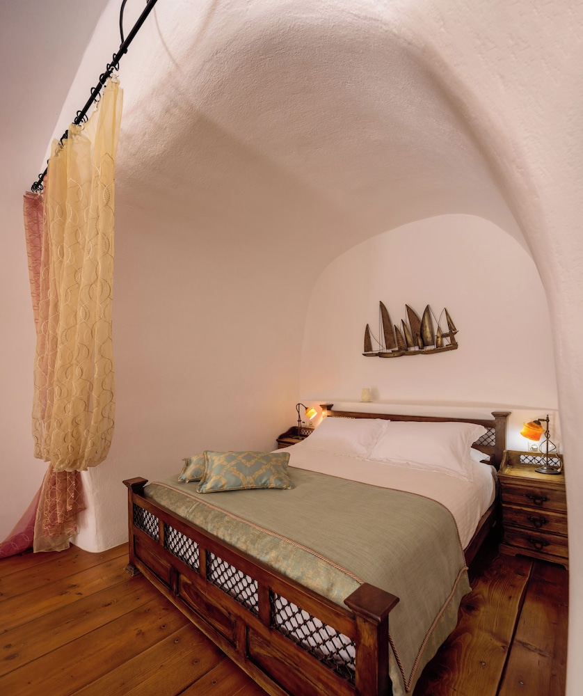 INTERIOR, CAVE, HONEYMOON, SUITE, CALDERA VIEW, JETTED TUB