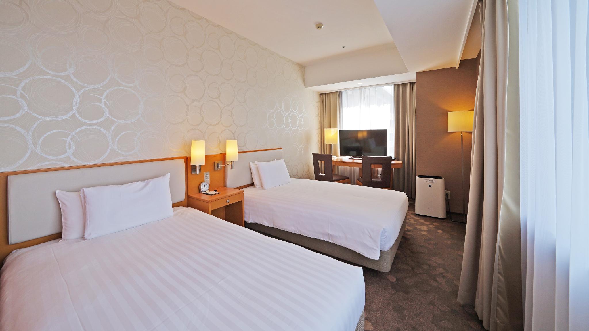 Deluxe, Twin Beds, Night View, Smoking