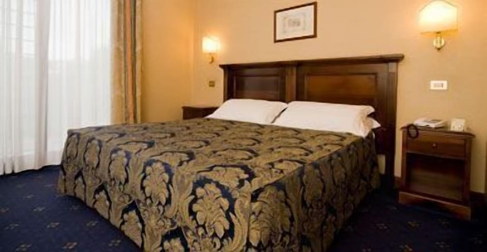 ROOM, SINGLE, DOUBLE BED