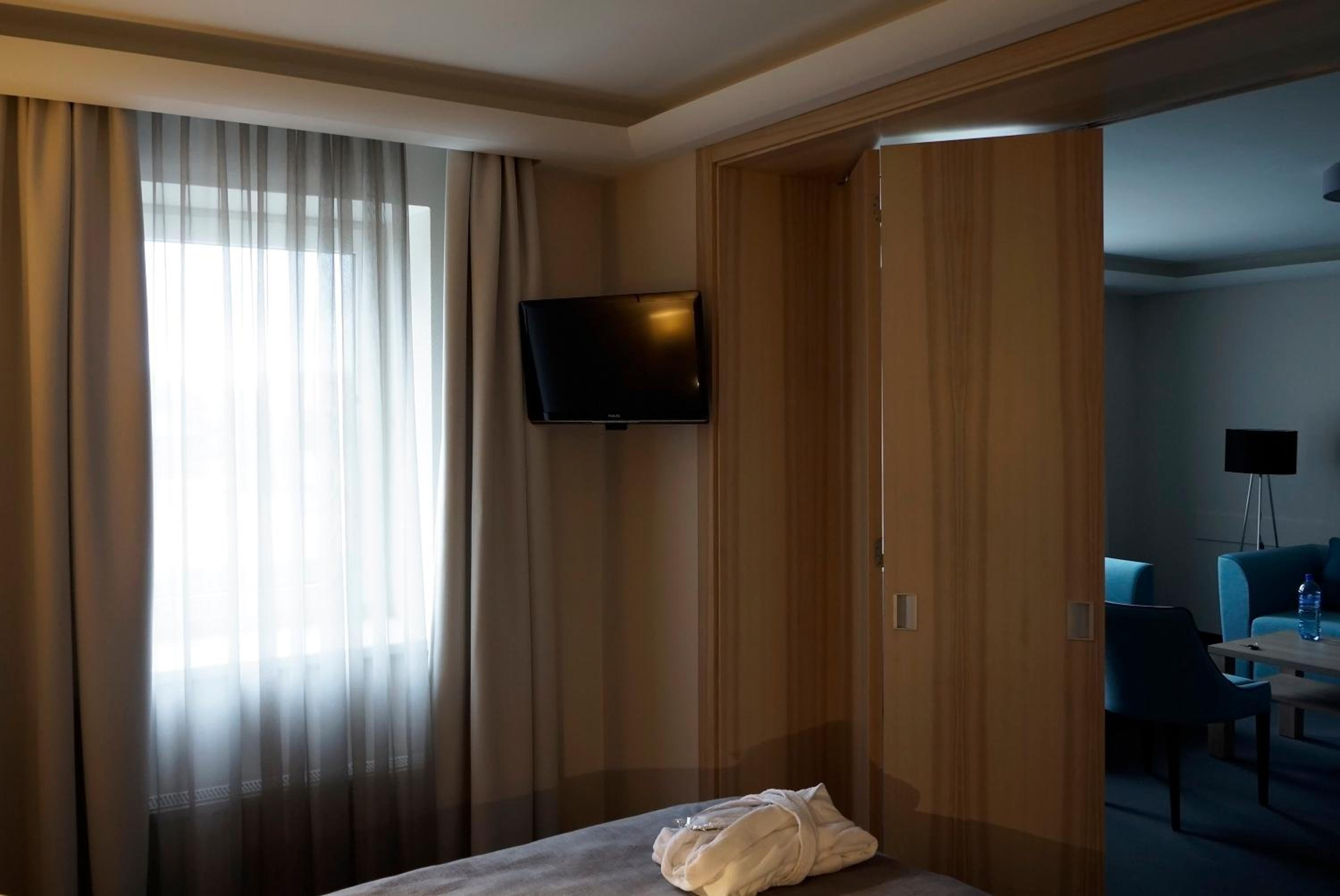 جناح، Amrita Hotel 5/10