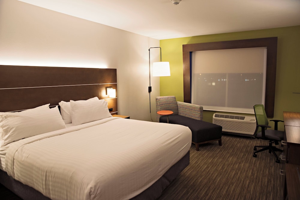 Holiday Inn Express Suites Rantoul 28/76