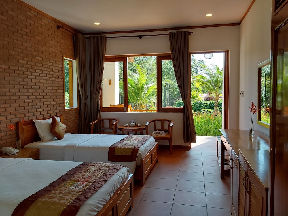 DELUXE, TWIN BEDS, GARDEN VIEW