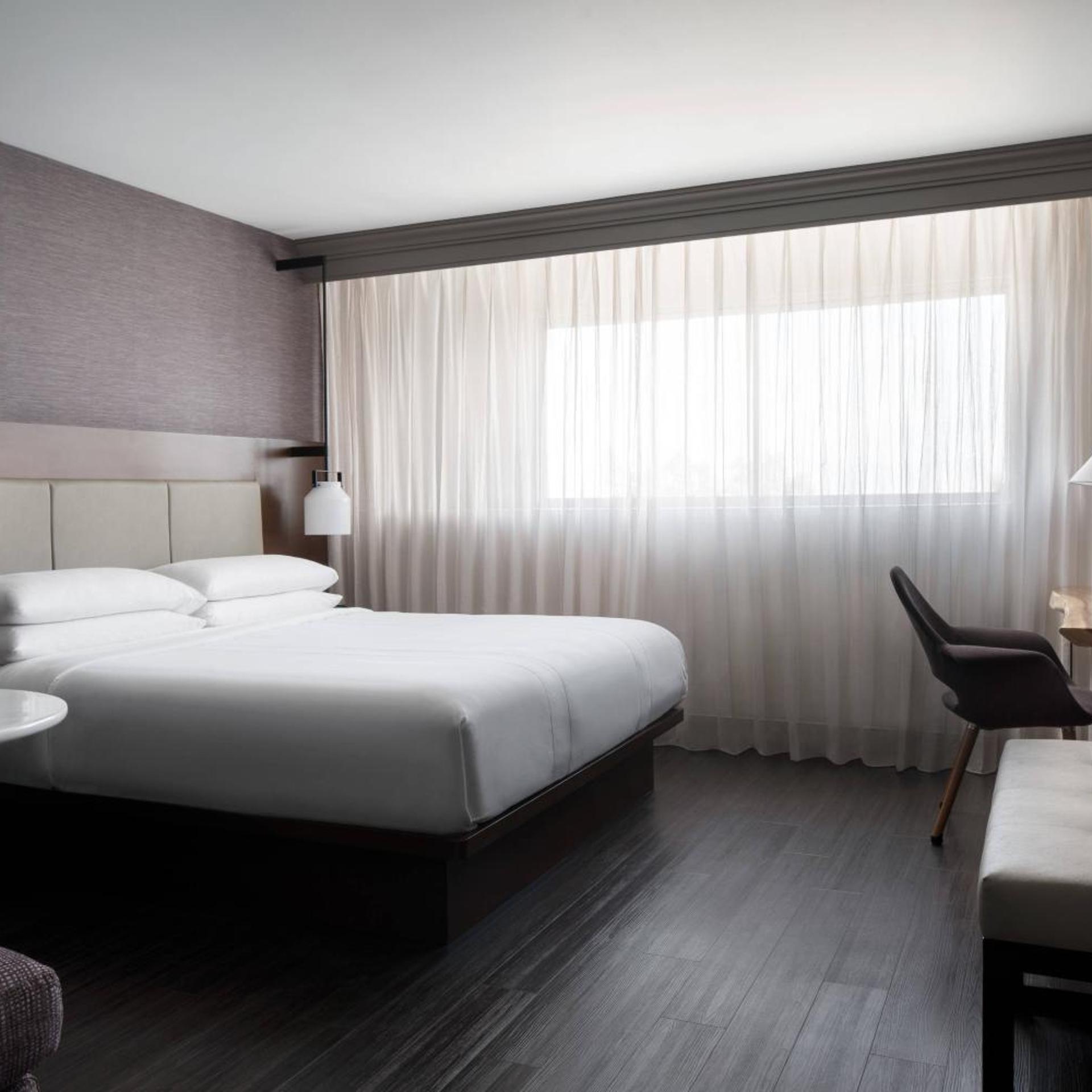 Guest Room, King Bed, Executive Level, High Floor