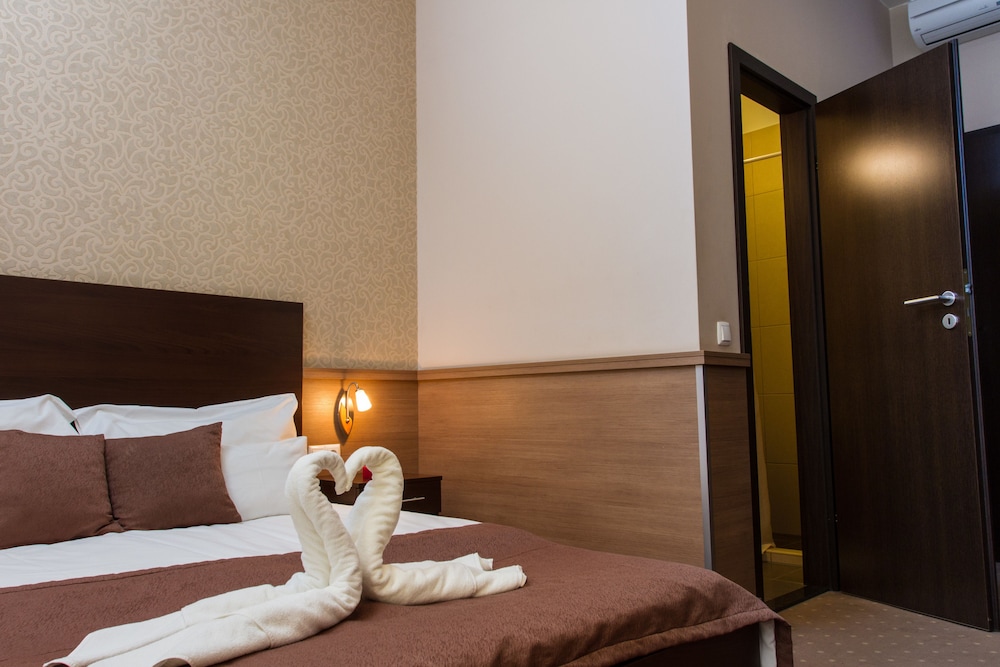 Central Hotel 21 8/54