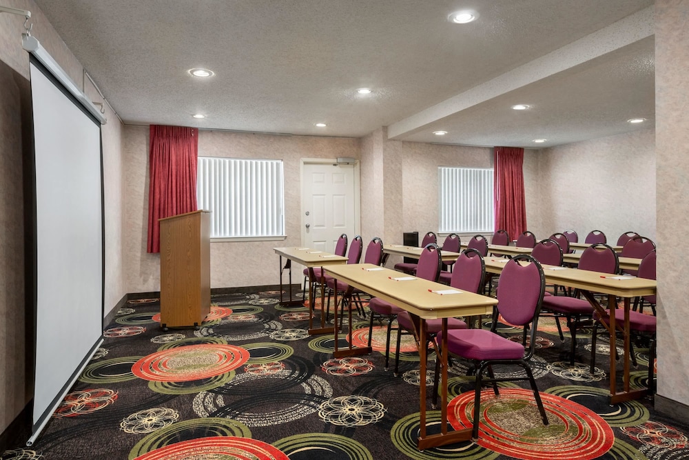 Ramada by Wyndham San Antonio Near SeaWorld/Lackland AFB 58/63