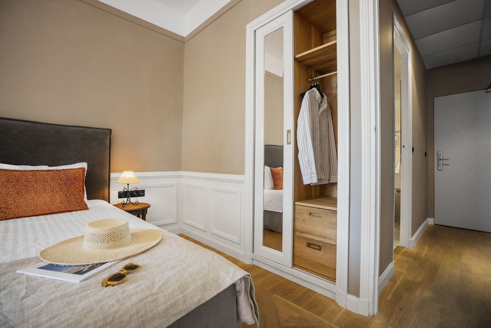 ROOM, TWIN BEDS