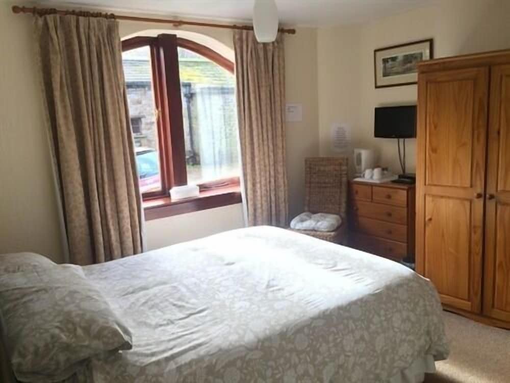 The Fox & Hounds Inn 5/35