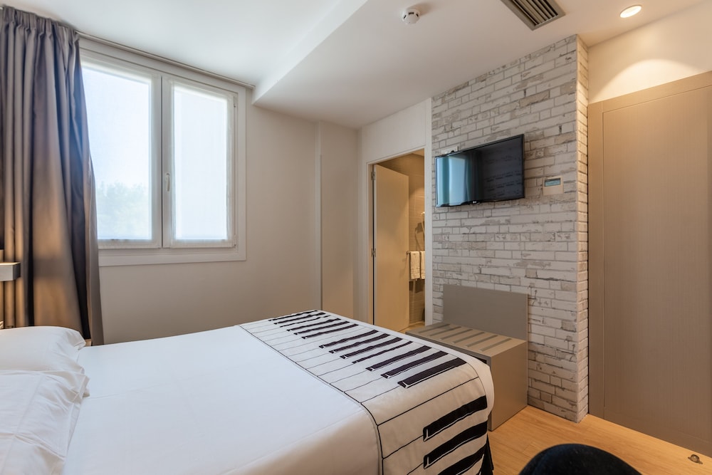 Colectia Hotel Urumea 9/76