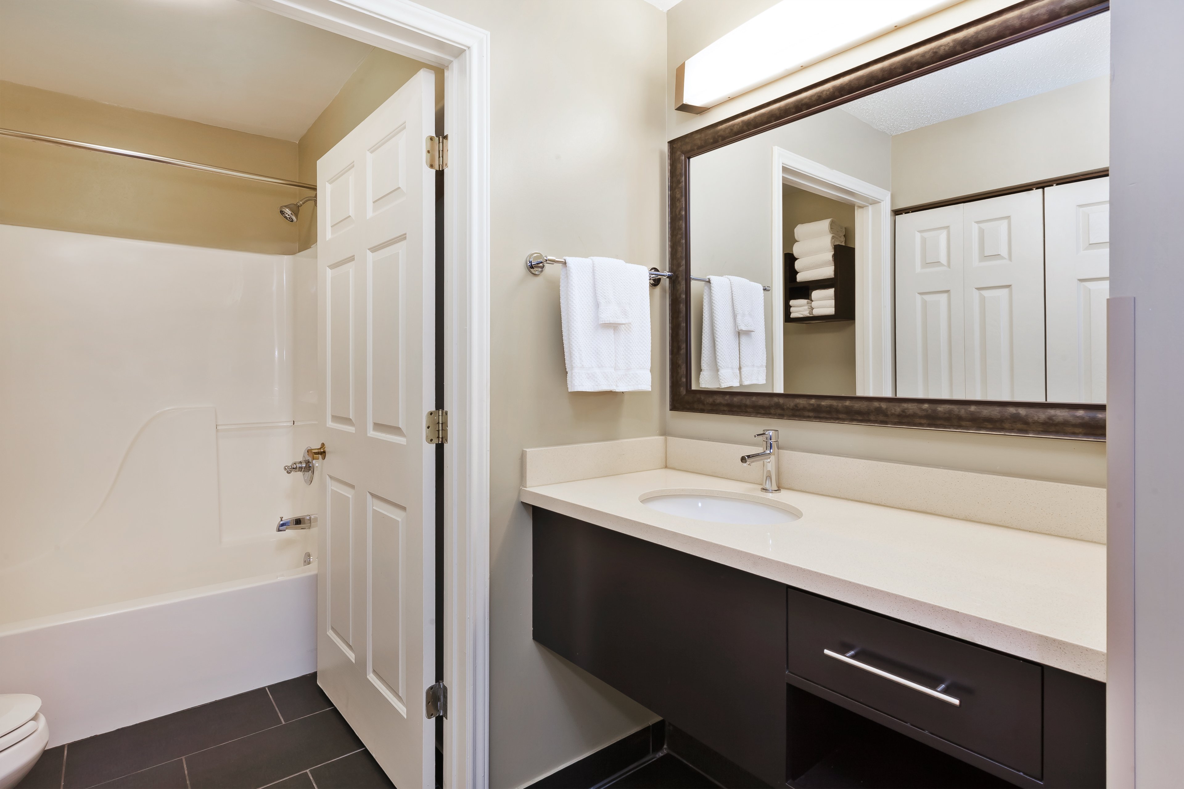 Staybridge Suites Detroit-Utica 56/58