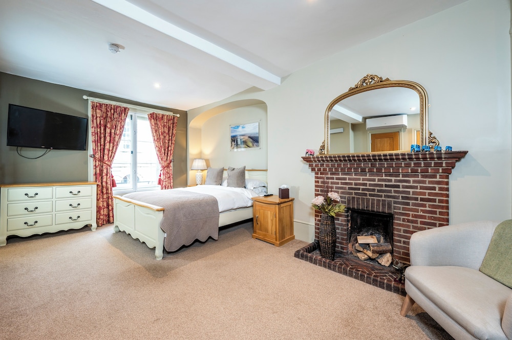Deluxe, King and Twin Beds 2/4