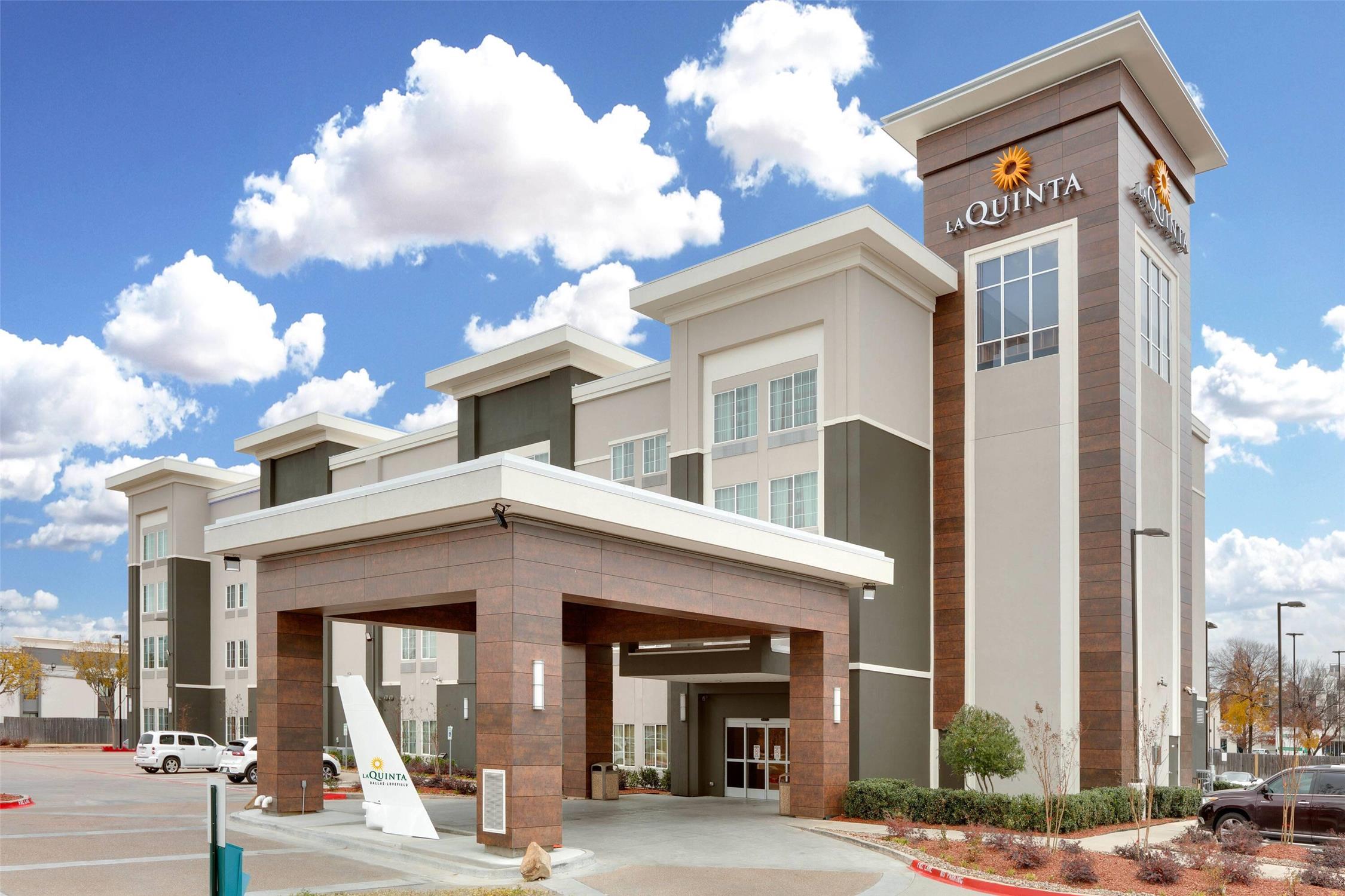 La Quinta Inn & Suites by Wyndham Dallas Love Field photo1