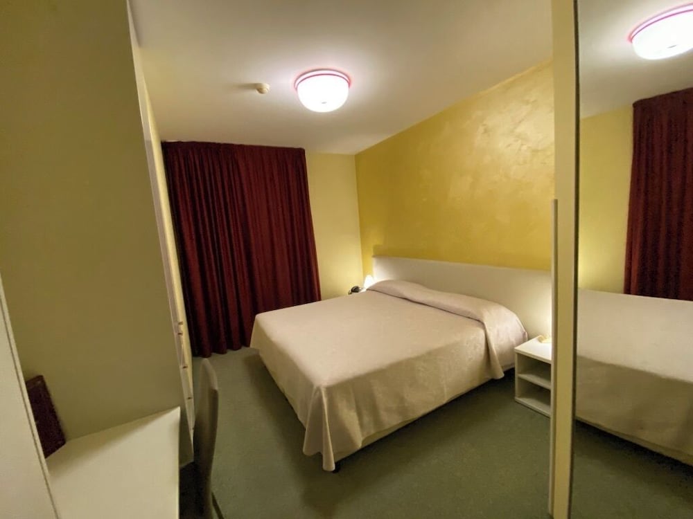 ROOM, SINGLE, DOUBLE BED