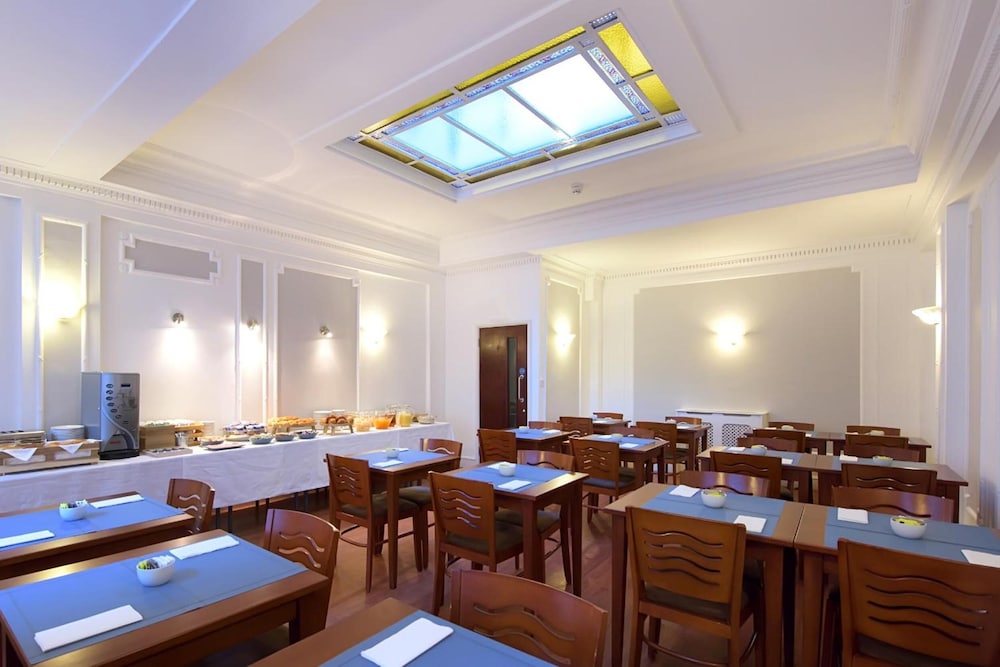 Astor Court Hotel 33/43