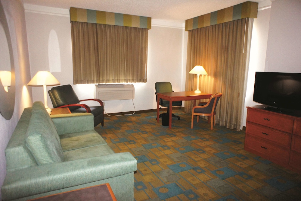 La Quinta Inn Suites Round Rock North 27/41