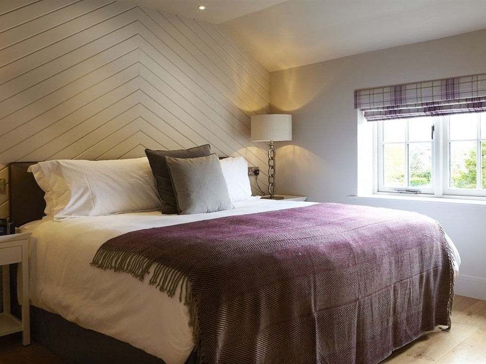 SUPERIOR, DOUBLE OR TWIN BED, BATHTUB