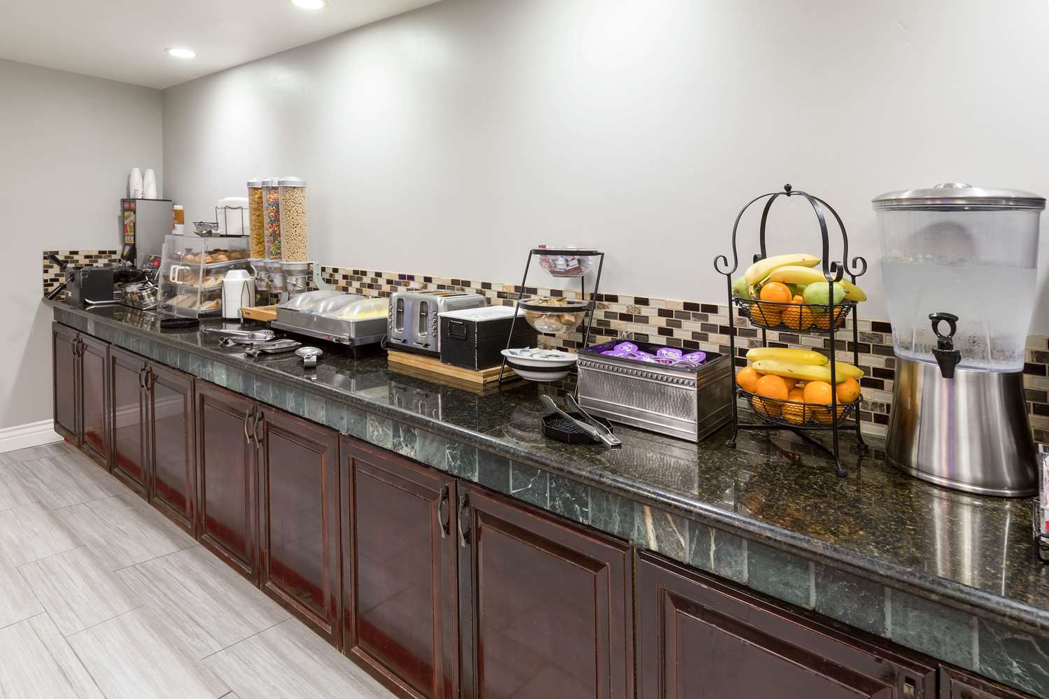 La Quinta Inn & Suites by Wyndham Visalia/Sequoia Gateway 26/60