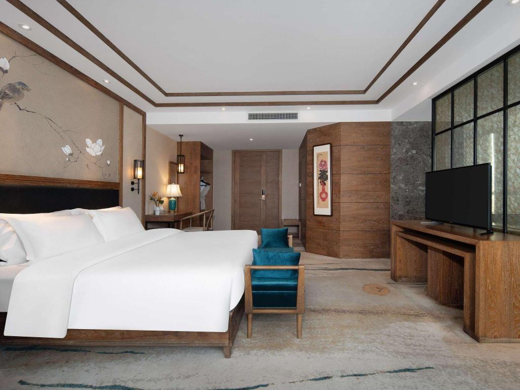 SUPERIOR, SUITE, KING BED, CITY VIEW