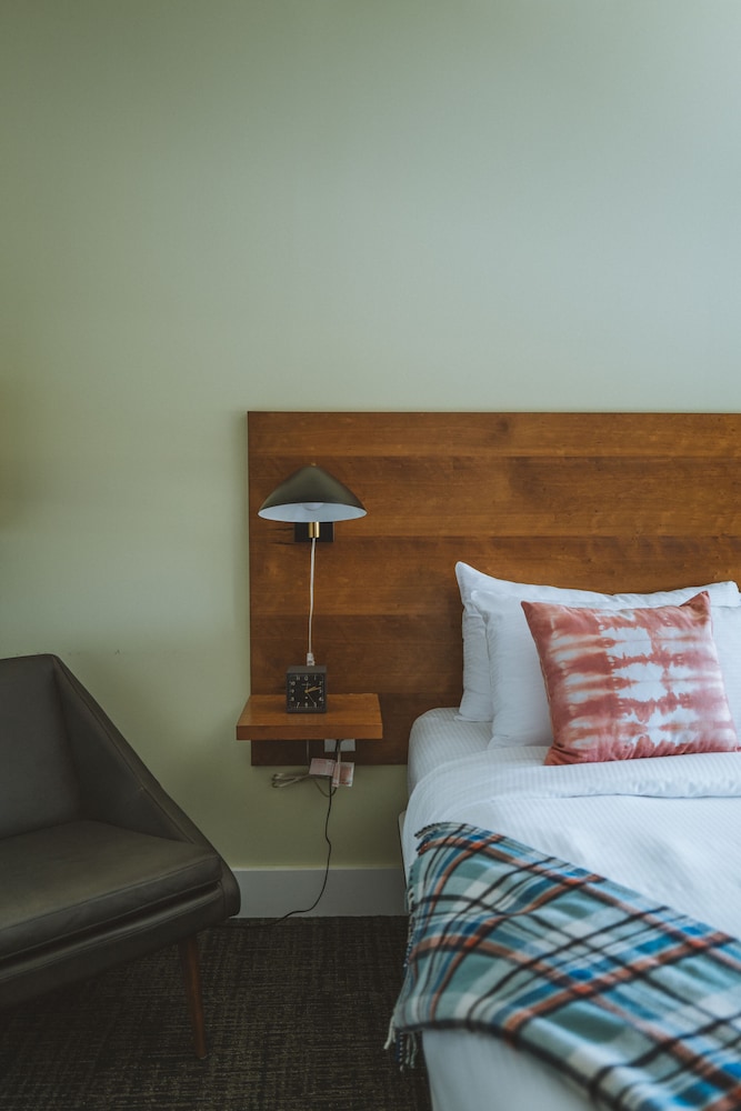 DELUXE, KING BED
