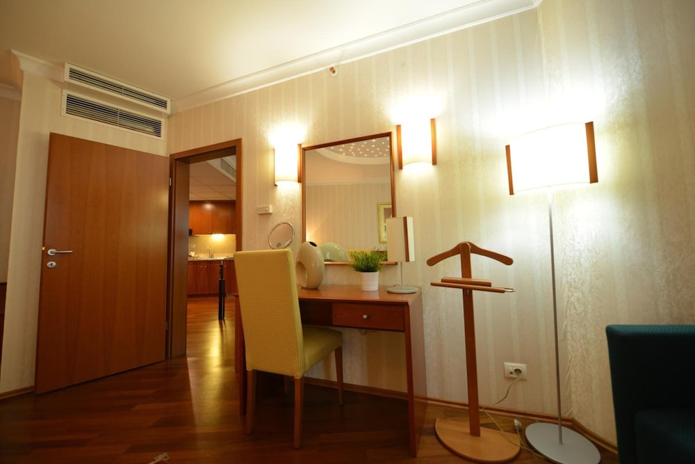Karpos Hotel 49/50