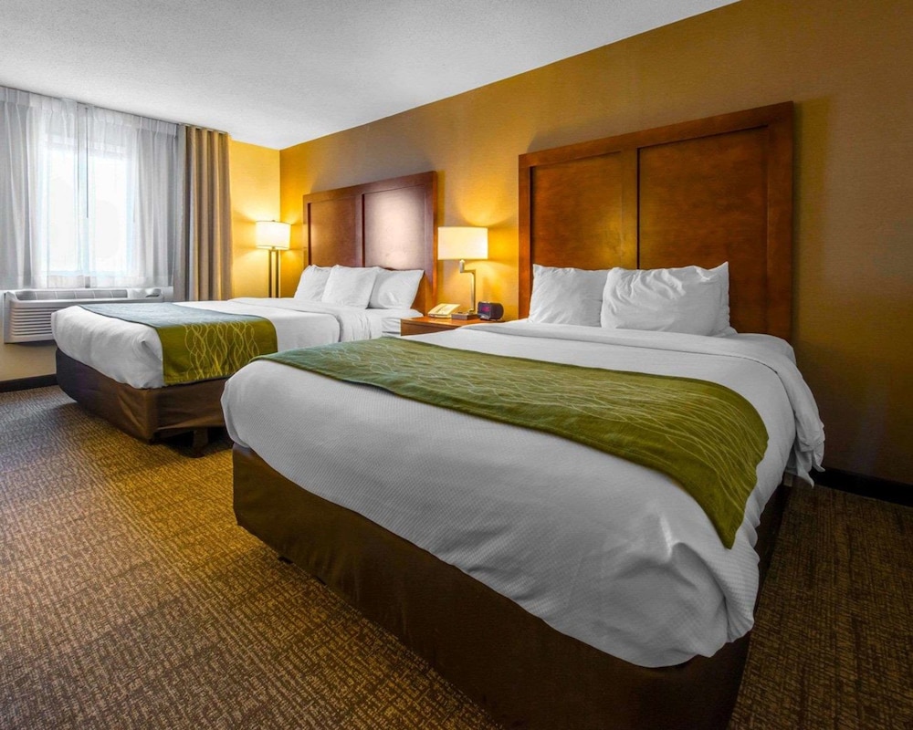 Comfort Inn & Suites Erie - Splash Harbor Indoor Waterpark 14/55
