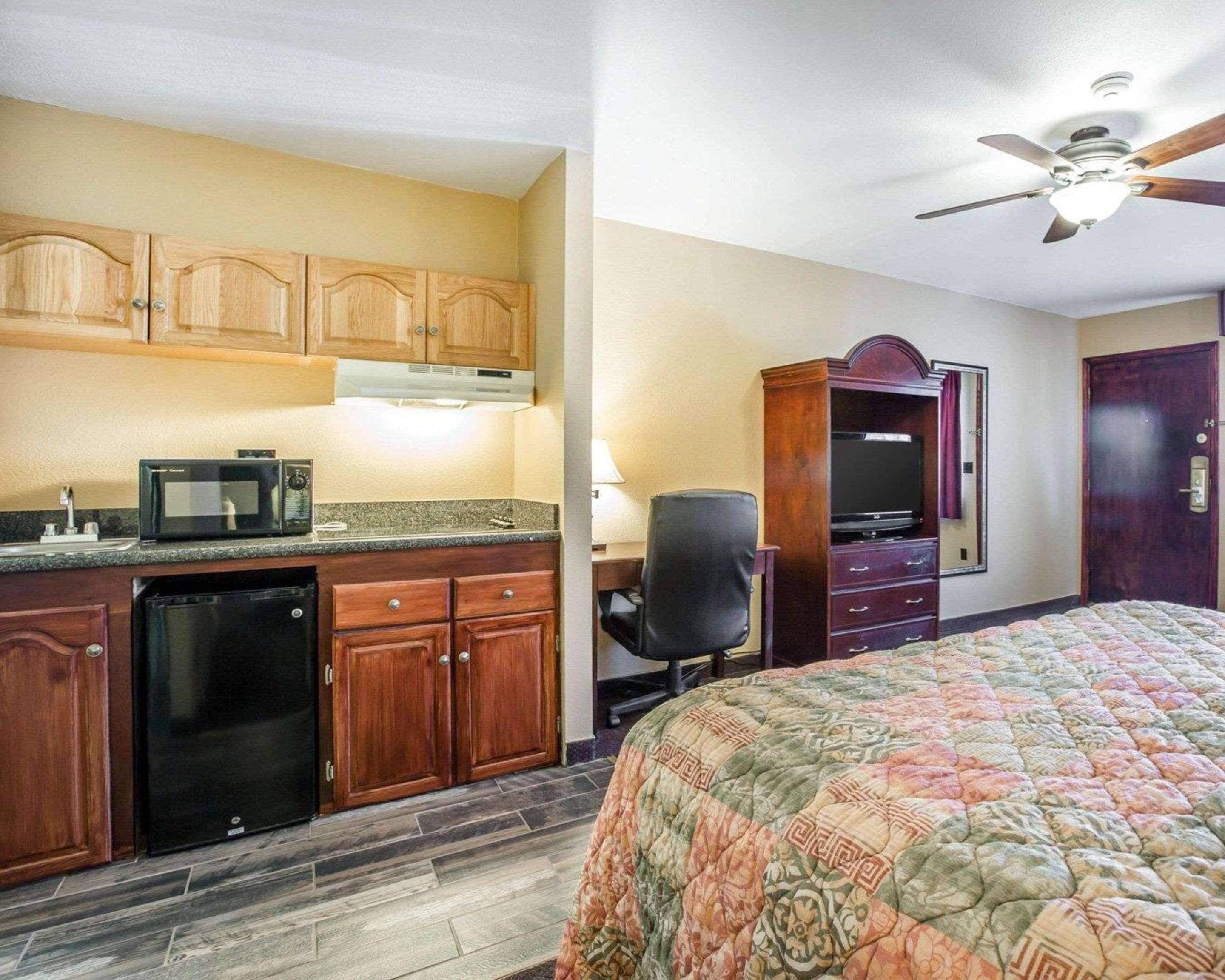 Efficiency, Suite, King Bed