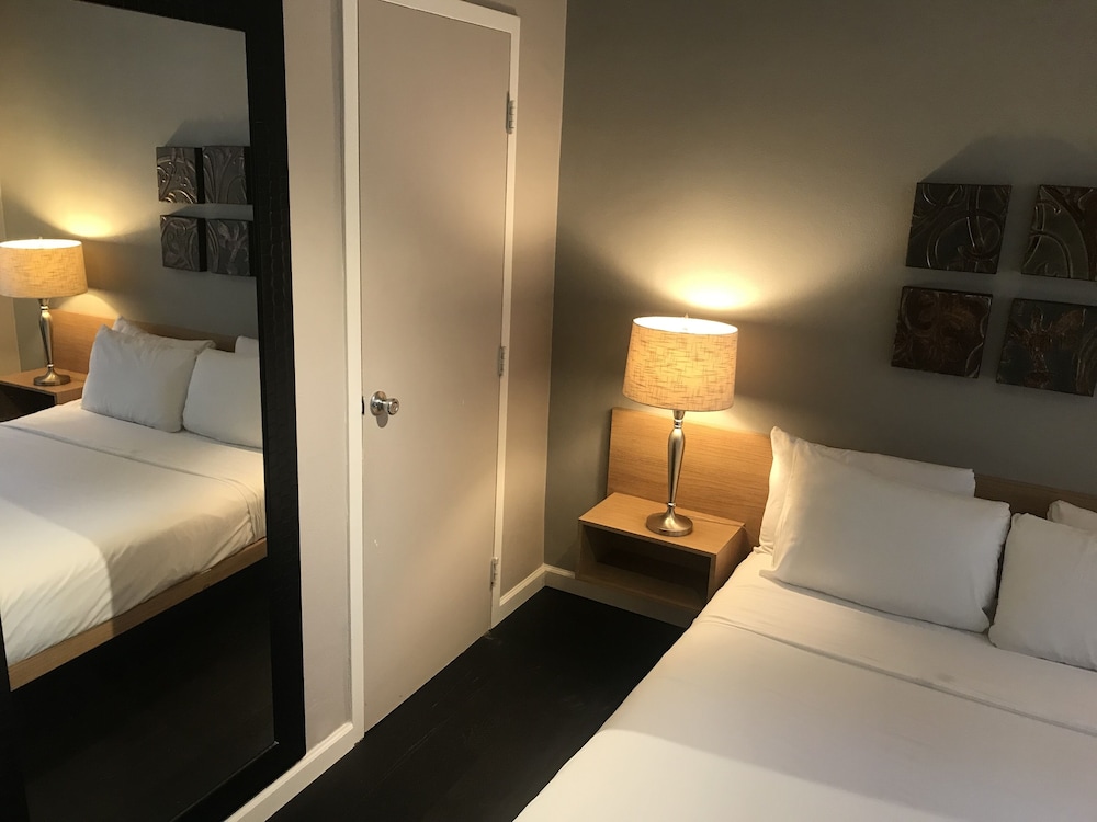 Touchstone Hotel 14/45