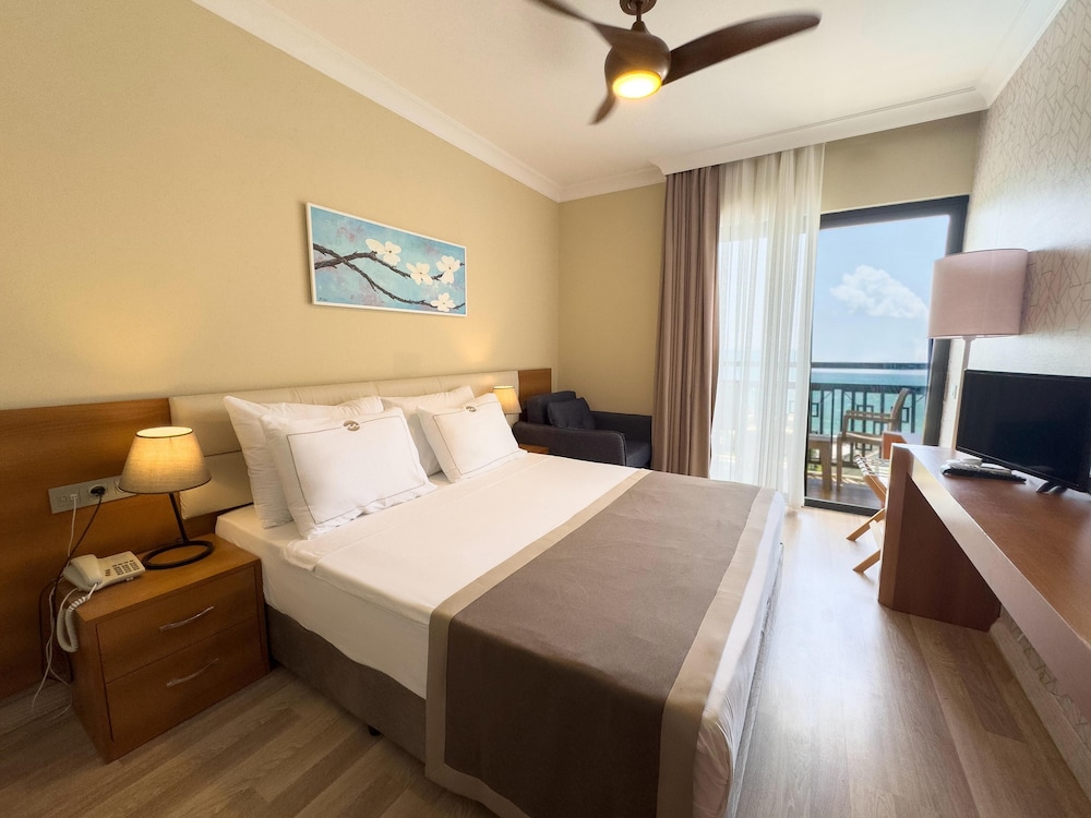 Uras Beach Hotel 7/50