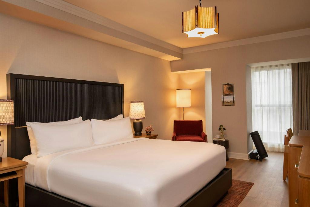 Guest Room, Superior, King Bed
