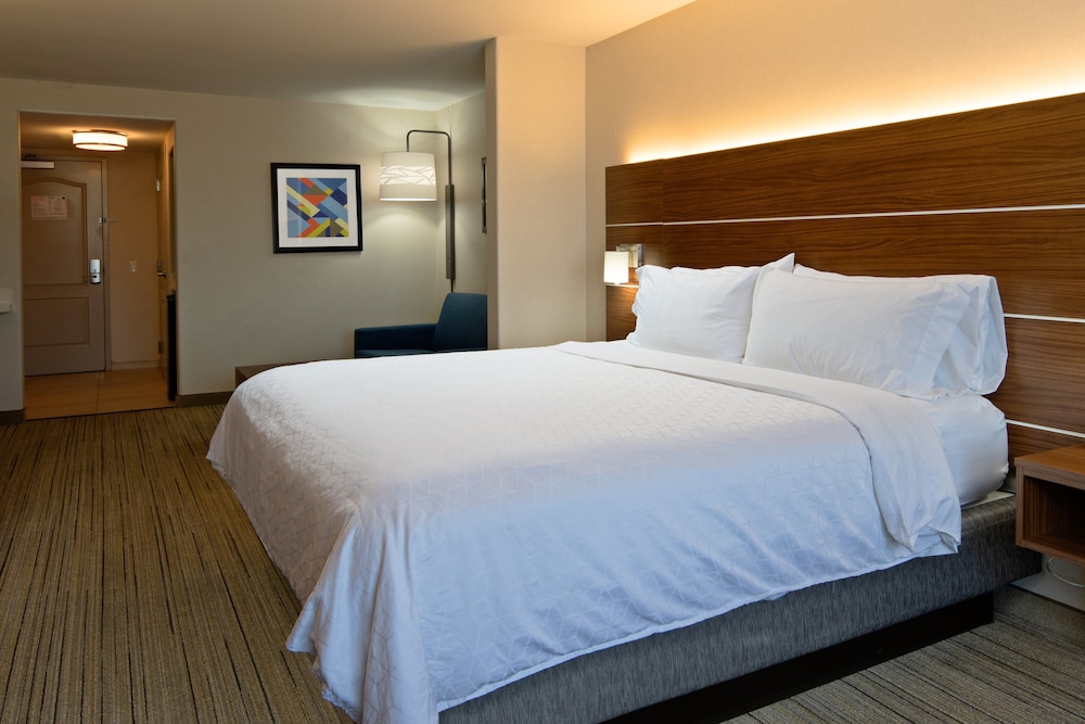 Holiday Inn Express Hotel And Suites Fresno South 25/55