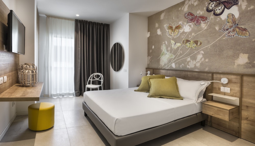 SUPERIOR, QUEEN BED