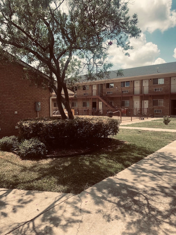 Hallmark Inn and Suites 18/22