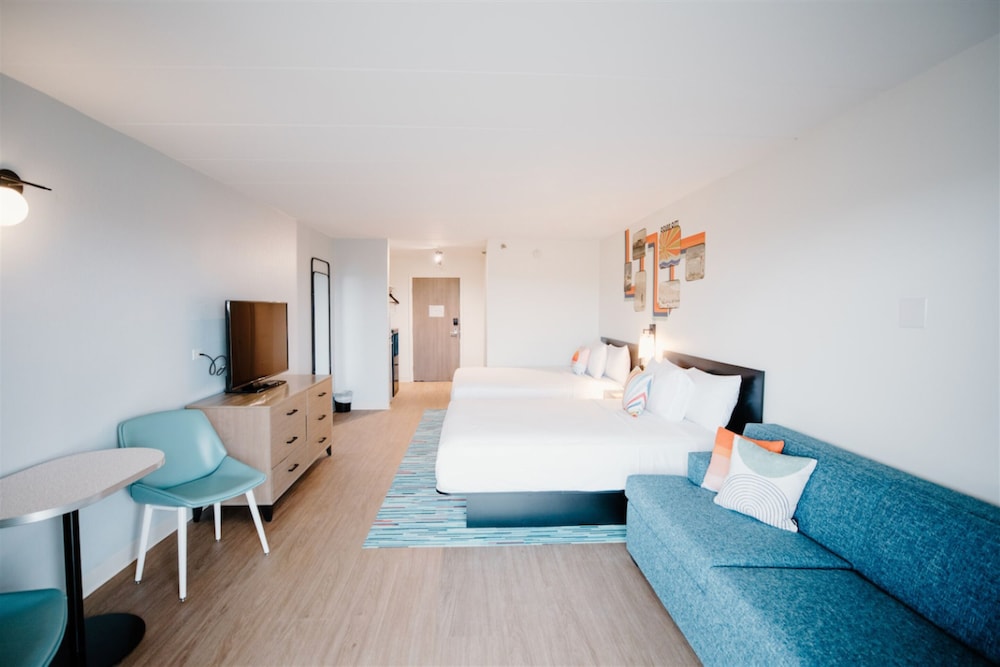 Room, 2 Queen Beds, Urban View, Sofa, Balcony، Atlantic OceanFront Inn 10/10