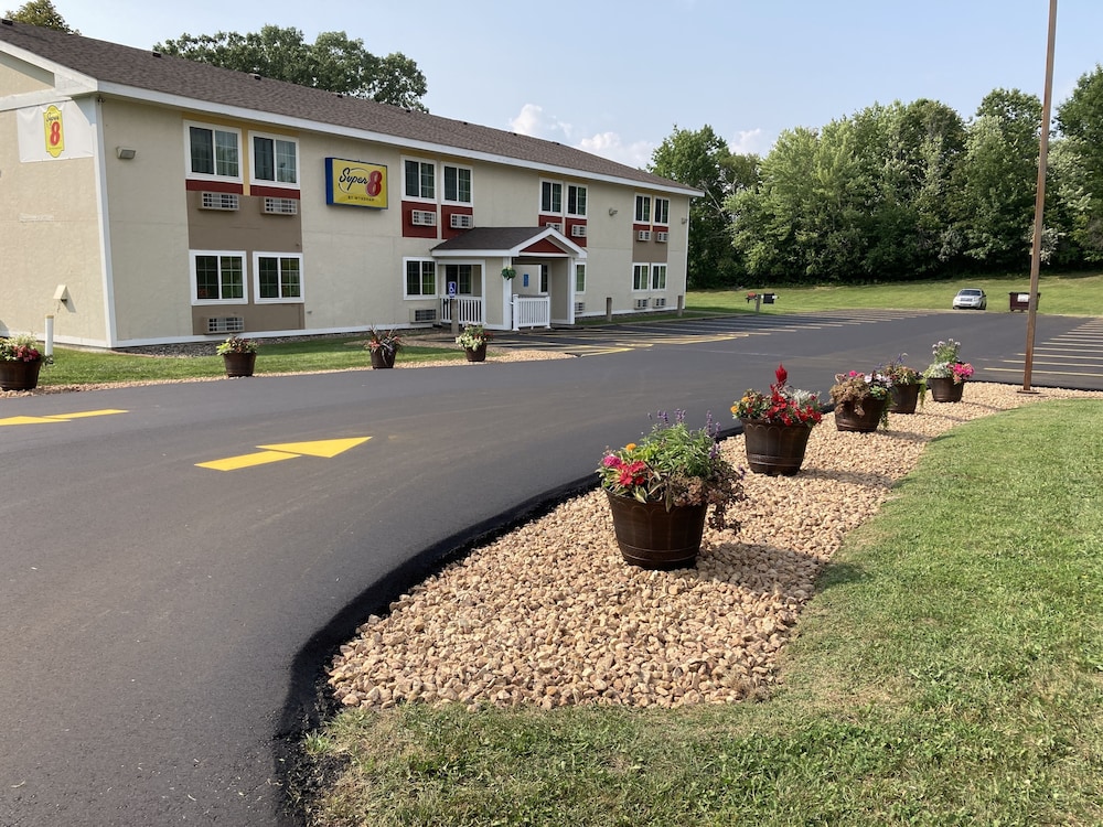 Super 8 by Wyndham Chisago City 2/20