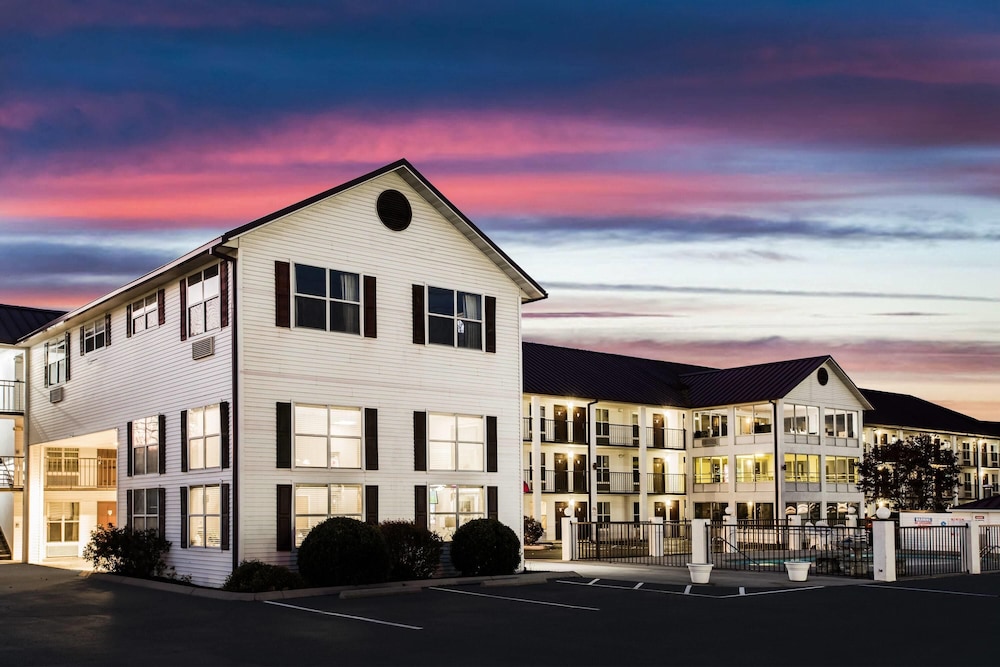 Super 8 By Wyndham Sevierville Riverside 1/45