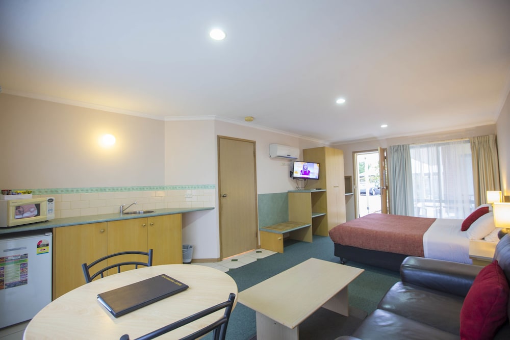 ROSE GARDEN MOTEL 8/55