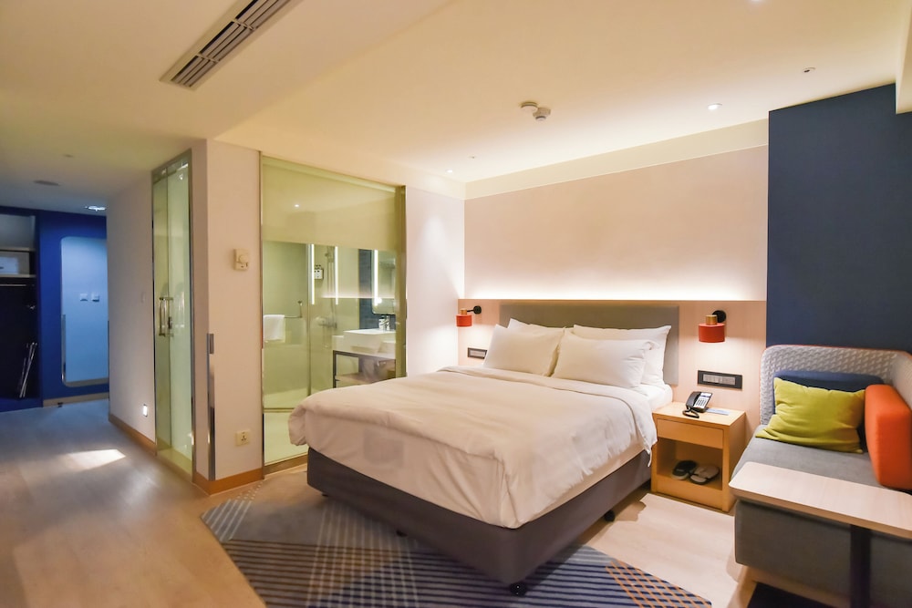 Standard, Queen Bed, No Window