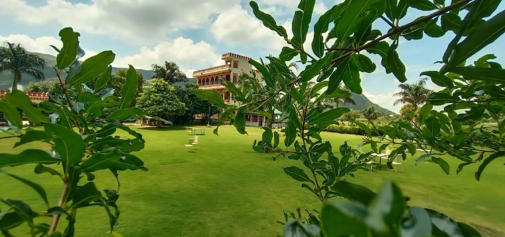 THE COUNTRY SIDE RESORT 43/48