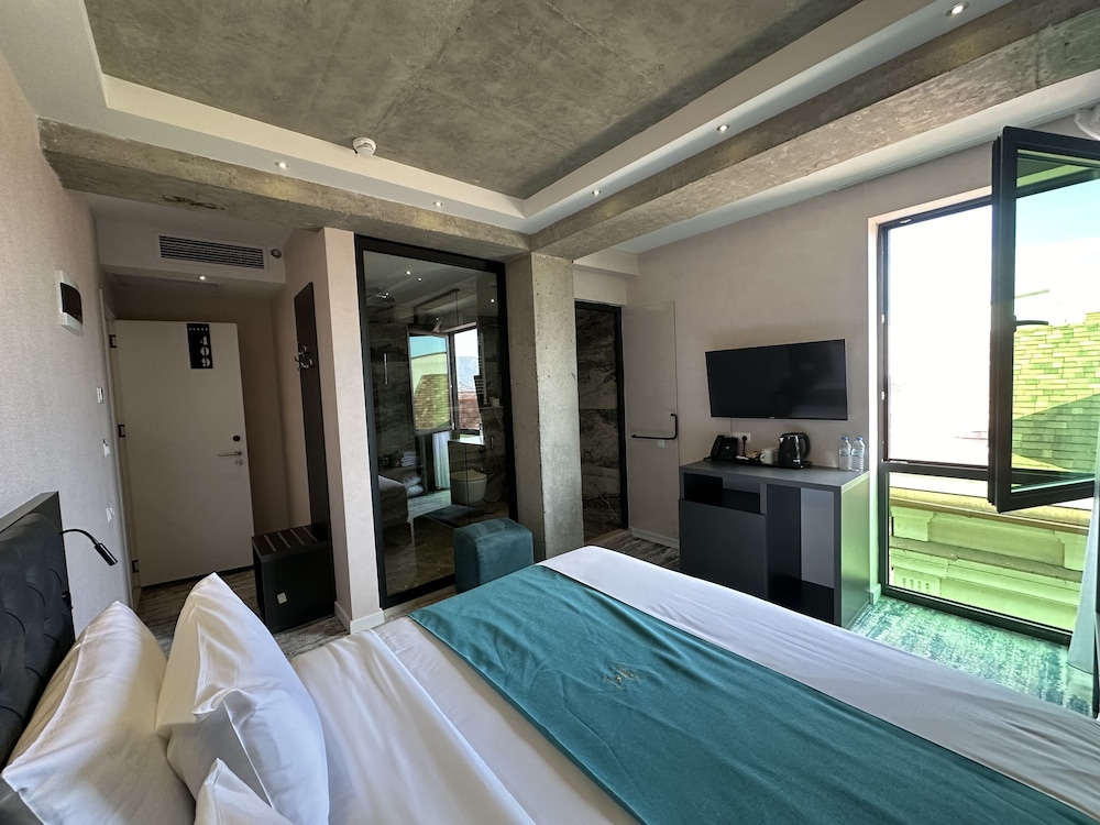 DELUXE, DOUBLE BED