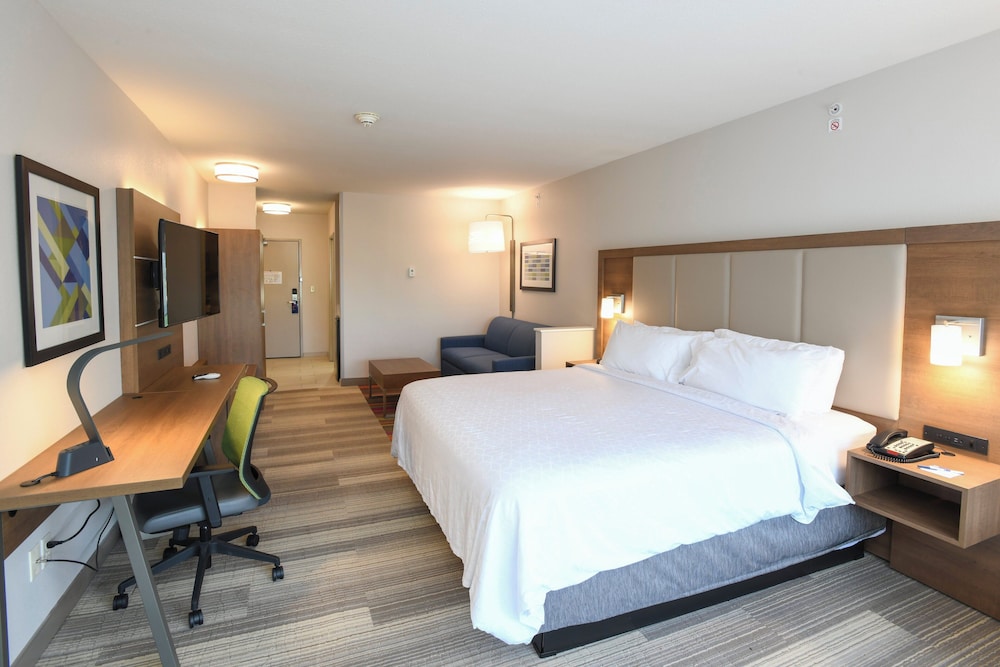 جناح بسرير كينج بغرفة نوم واحدة بمنطقة جلوس، Holiday Inn Express Hotel Suites Richwood Cincinnati South 2/8