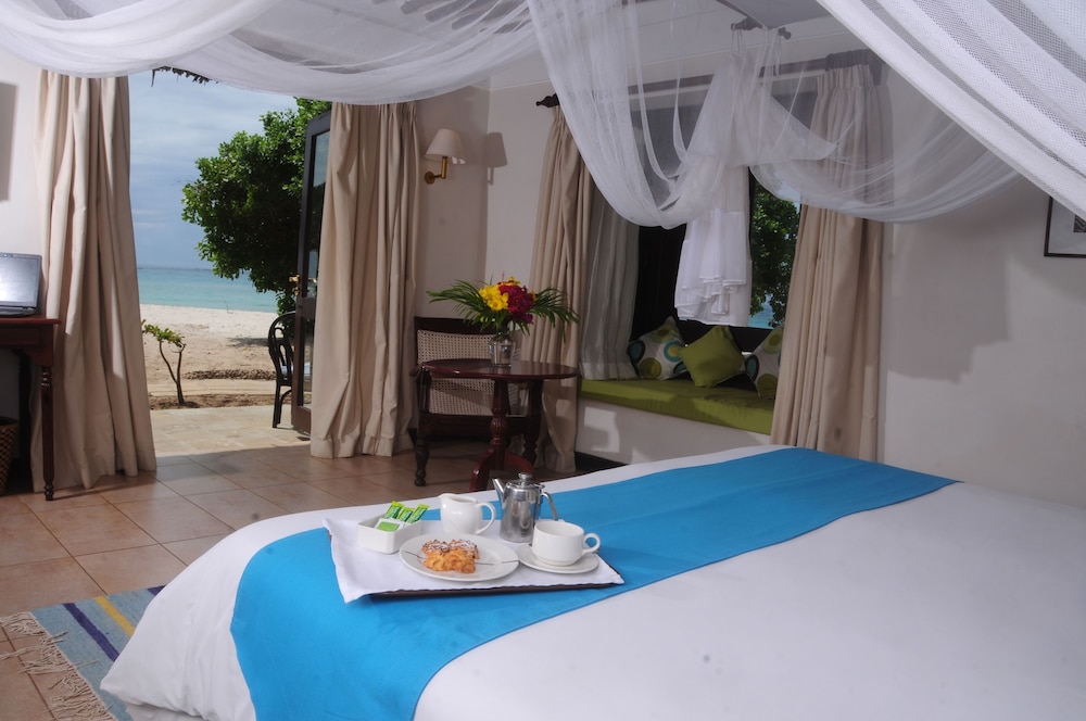 Jacaranda Indian Ocean Beach Resort 26/40