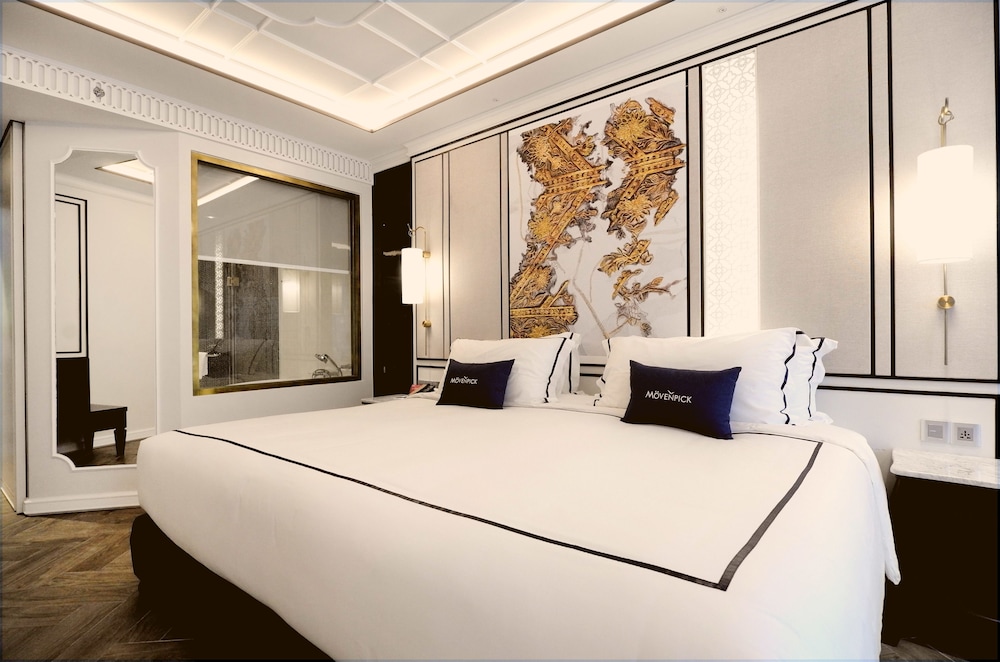 DELUXE POOL VIEW KING ROOM