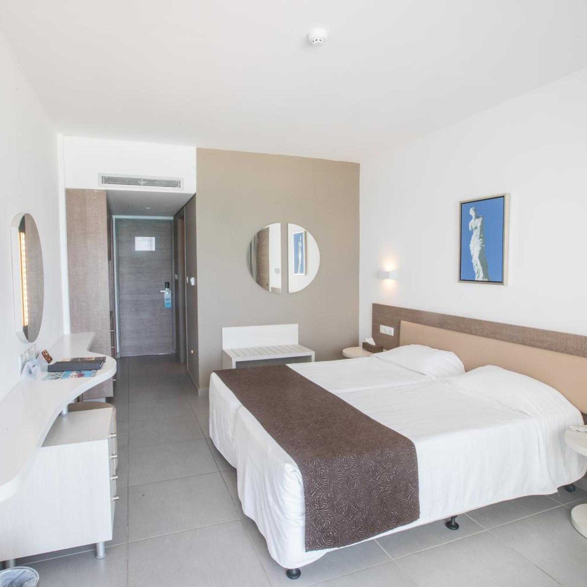 Deluxe, Double or Twin Bed, Lateral Side Sea View