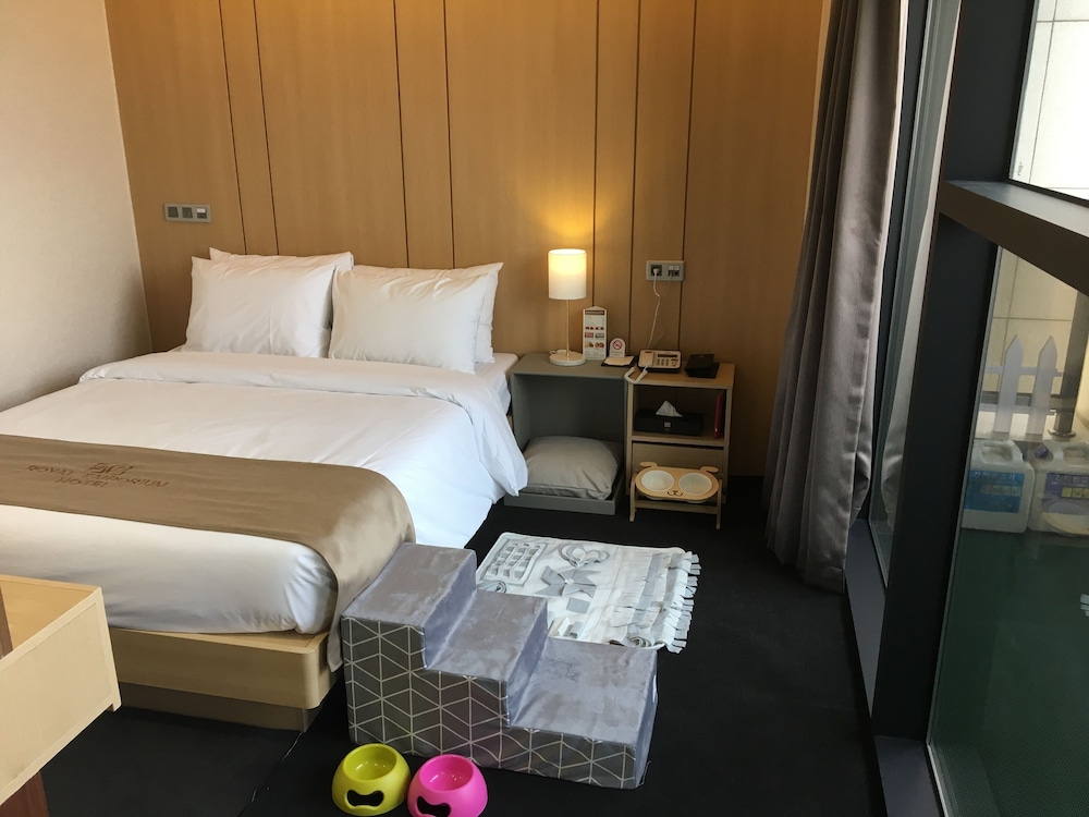 Royal Emporium Hotel 12/72