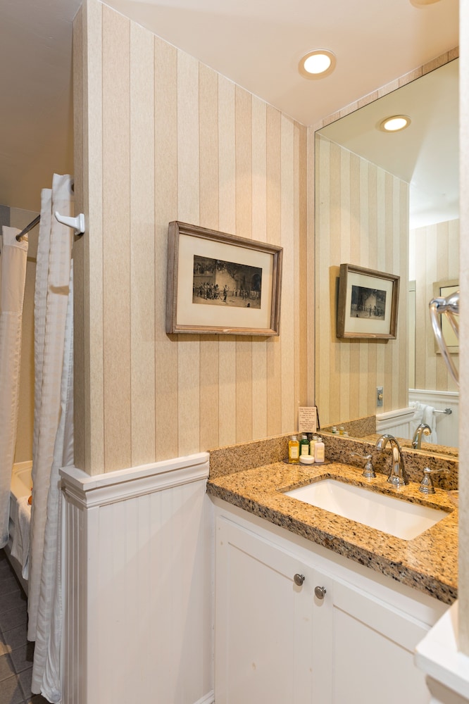 Crowne Pointe Historic Inn Spa 32/75